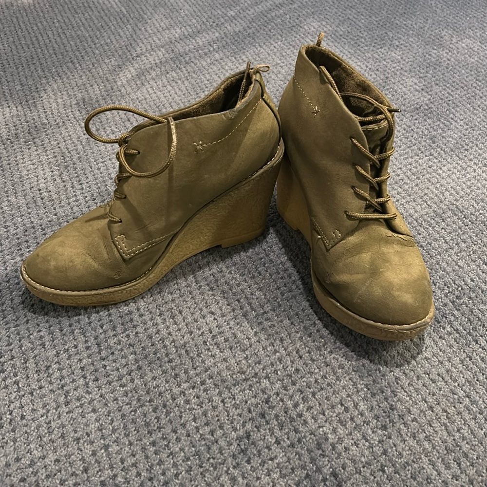 Army green, size 6.5 Suede ankle shoes